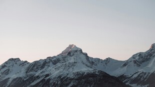 巍峨雪山壮丽景致