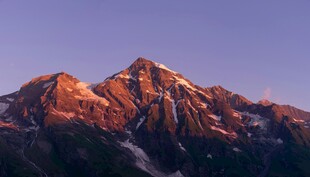 壮丽雪山日出美景