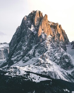 巍峨雪山壮丽山峰景观