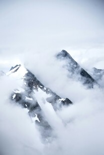 云雾缭绕的壮丽雪山