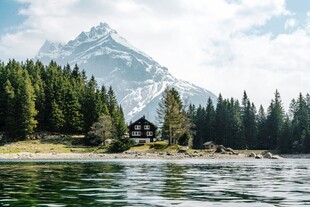 湖畔山林中的静谧小屋