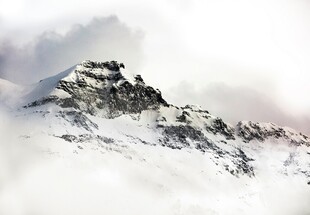 雪山云雾缭绕之景