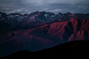 壮丽山景的梦幻光影时刻