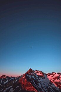 夕阳下的壮丽山峰与星空