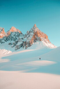 雪山孤影壮丽自然景观