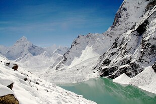 雪山下的碧绿湖泊美景