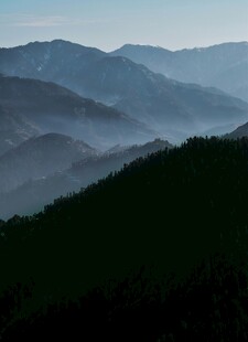 山峦叠嶂间的朦胧美景