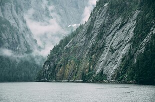 云雾缭绕的山水壮丽景观