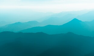 层峦叠嶂的梦幻蓝色山脉