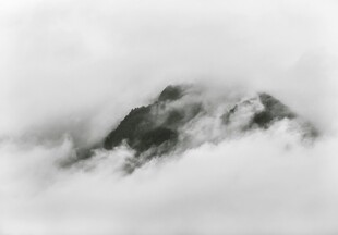云雾缭绕中的巍峨山峰