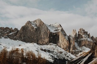 雪山峻岭壮丽自然景观