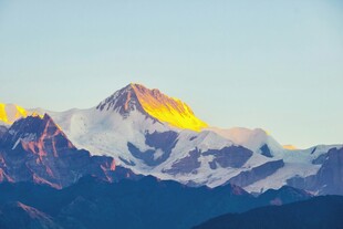 雪山壮丽日出美景