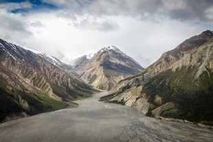 壮丽山谷间的开阔道路