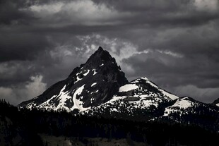巍峨雪山云雾缭绕