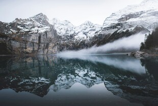 雪山下的静谧湖泊美景