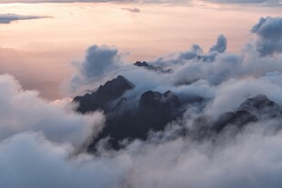 云海中的壮丽山峦