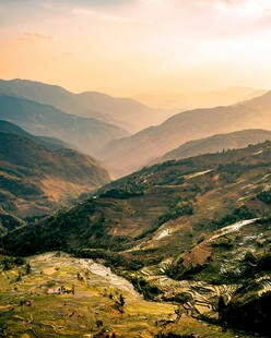 山间美景 夕阳下的壮丽风光