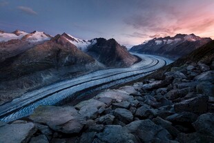 山间公路与壮丽雪山景观