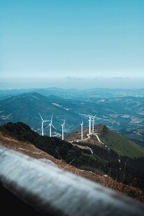 山间风车景观