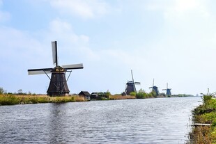 荷兰河畔风车美景