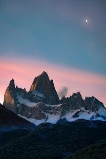 壮丽雪山与天际的梦幻景致