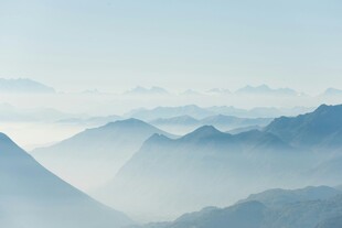 雾霭中的层叠山峦