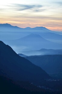 山间暮色美景