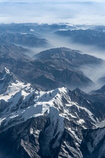 壮丽雪山航拍景观