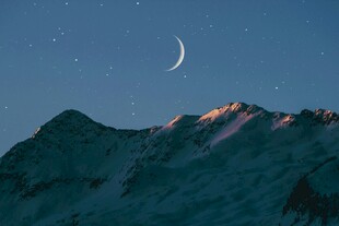 月夜下的巍峨山峰