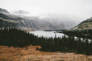 山间湖泊森林美景
