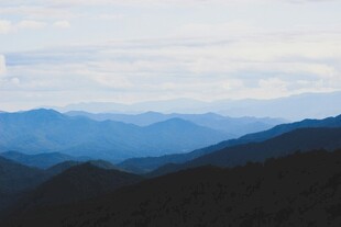 山峦云海美景