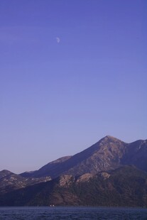 湖畔远山蓝天美景