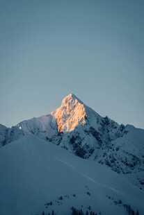 雪山日出美景