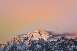 壮丽雪山映黄昏美景