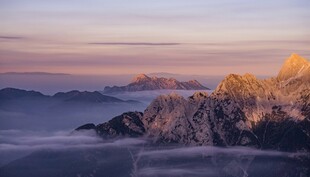日出下的壮丽山峦美景