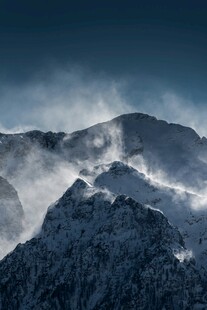 巍峨雪山云雾缭绕之景
