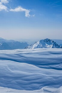 壮丽雪山下的广袤冰雪世界