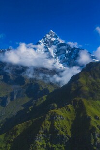 巍峨雪山映于蓝天之下