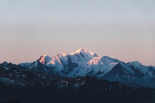 雪山日出美景