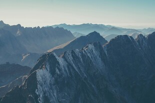 壮丽巍峨的连绵山脉