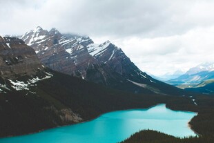 壮丽雪山下的蓝湖美景