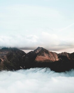 云海中的壮丽山峦