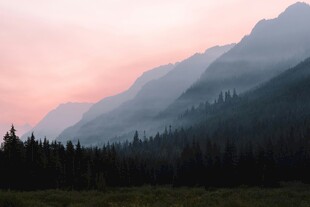 黄昏下的山林与朦胧山峦