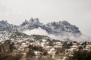 雪覆山峦下的宁静村落