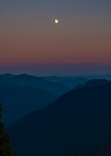月夜下的连绵山峦