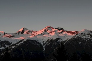 雪山映晚霞壮丽美景