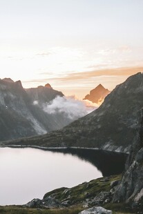 山间湖畔的绝美日出景色