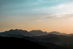 日落时分的壮丽山峦景色