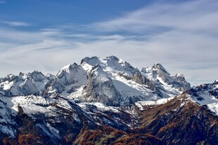 巍峨雪山壮丽景致