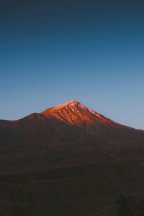 夕阳下的巍峨火山